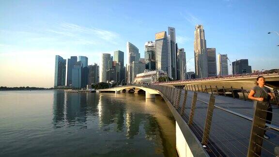 从滨海湾俯瞰新加坡市中心和中央金融区