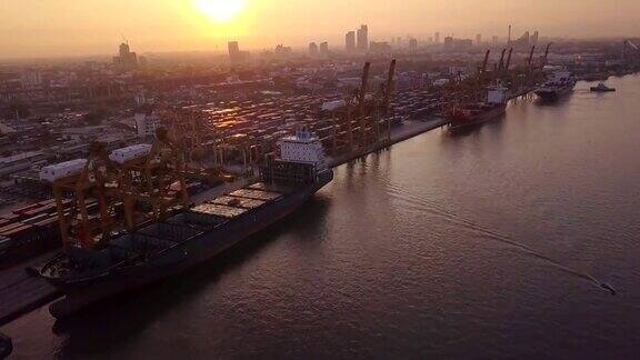 航拍东南亚海洋港口集装箱船进出口物流