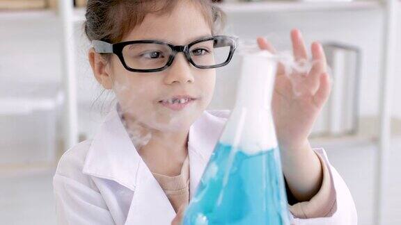 实验室里穿着白色大褂制服和科学仪器的开朗小学生课堂上玩化学实验的可爱学生孩子们学习生活方式的教育理念
