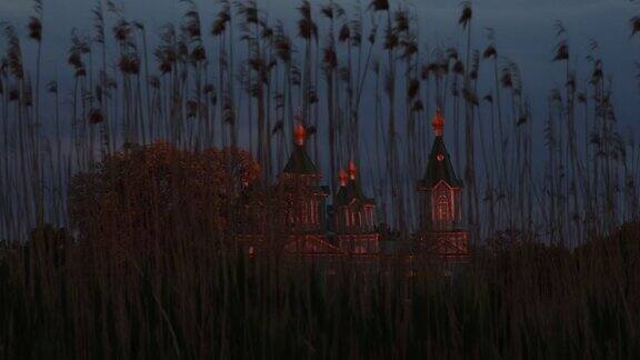 夕阳下美丽的东正教教堂