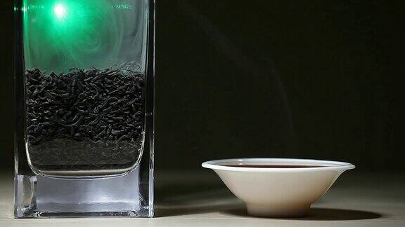 黑热的中国茶杯绿色的烟木桌黑色的背景没有人高清的画面
