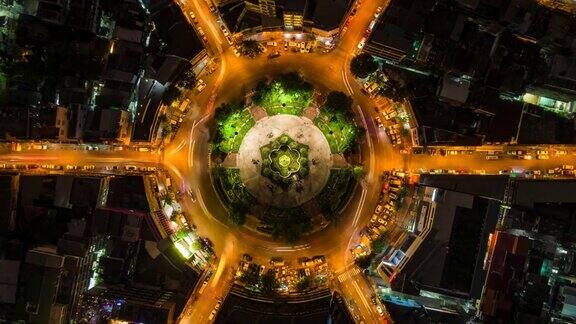 泰国曼谷市中心环岛夜间交通的俯视图