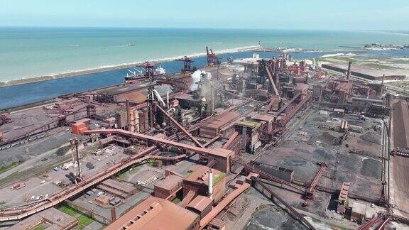 海上金属钢铁厂的航拍无人机视图敦刻尔克法国