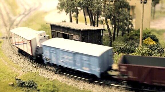 铁路模型火车驶过弯道铁路运输、娱乐玩具业