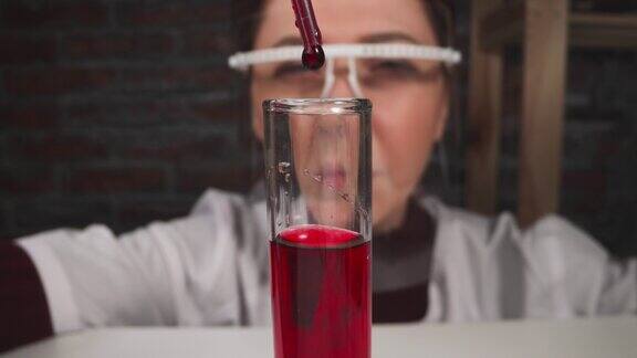 实验室助手用试剂将血液滴入试管