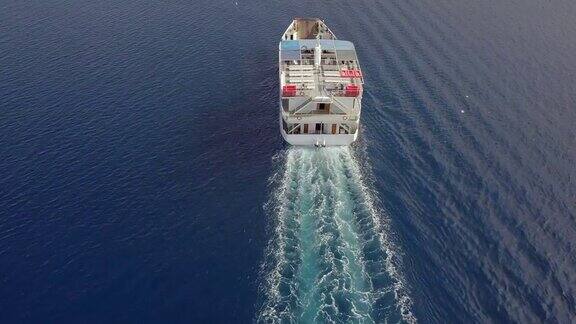 鸟瞰图在地中海与汽车轮渡希腊