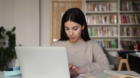 有吸引力的学生女孩使用笔记本电脑准备大学考试