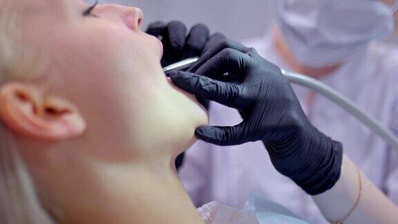 牙医用工具在病人口中工作这是牙科治疗的过程牙科中对急性疼痛的治疗特写镜头