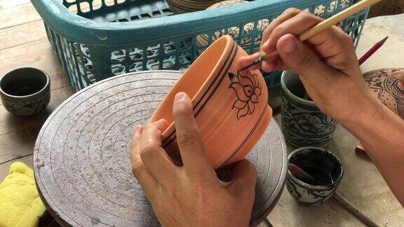 近手装饰陶瓷青瓷素可泰泰艺术制作泰国陶瓷工艺品
