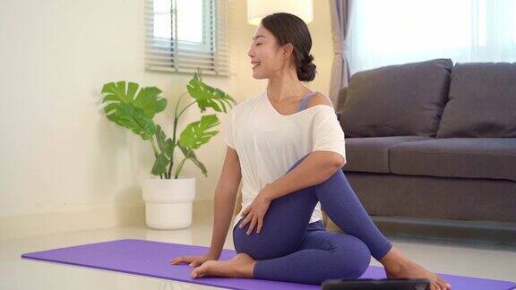 瑜伽老师的肖像正在做坐姿扭转瑜伽姿势