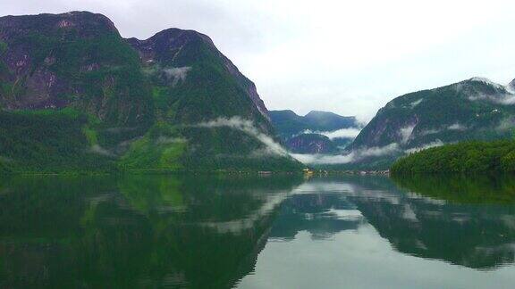 奥地利的阿尔卑斯倒影在水中美丽的风景供人休闲、放松