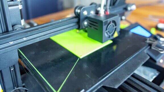 3D打印机打印绿色PLA塑料时间流逝视频