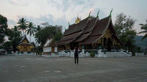 老挝琅勃拉邦翔通寺的昼夜时间流逝