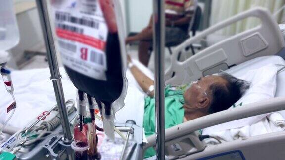 老病人在医院接受了输血