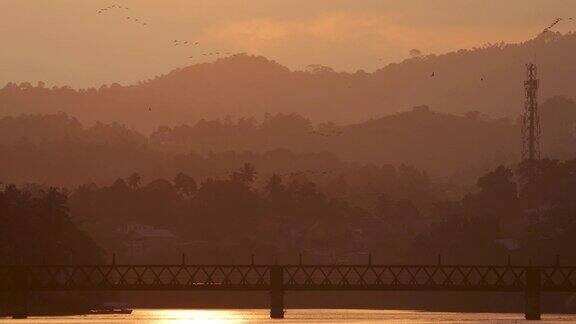 日落时分火车过桥:斯里兰卡