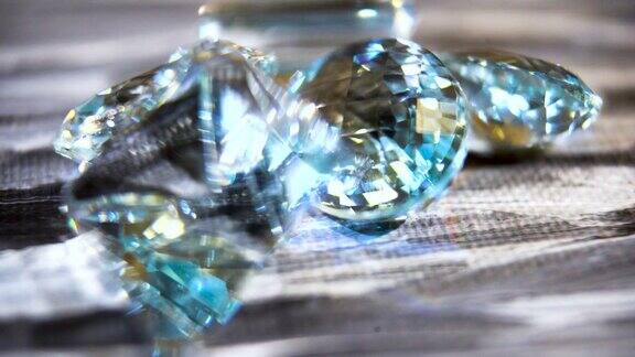 特写镜头蓝色海蓝宝石的闪闪发光的小片珍贵精致的宝石有蓝色的光泽