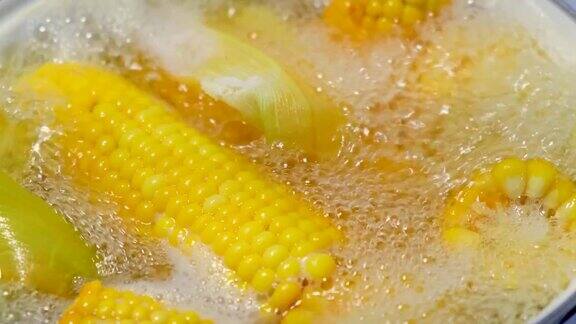玉米在沸水里煮