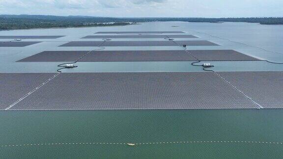 漂浮在水面上的太阳能发电厂