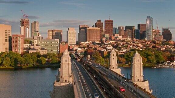 日落时分无人机在波士顿和剑桥之间的朗费罗桥上空飞行