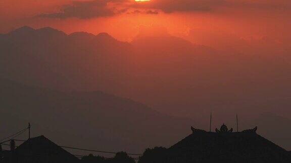 从白天到夜晚巴厘岛山上的落日缓缓落下