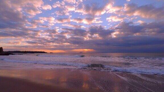 清晨和日出时海滩上的波浪-4k-