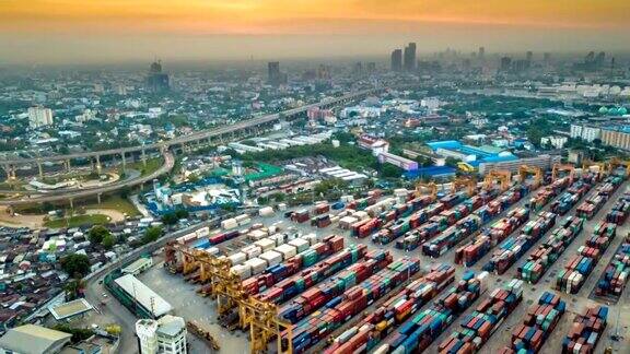 航拍东南亚工业港口与集装箱船在夜间的延时或延时