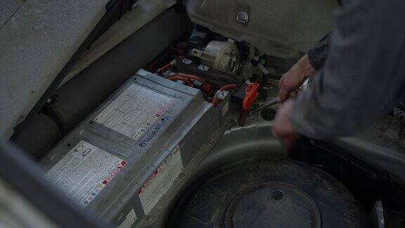 技工正在拆卸电动汽车电池