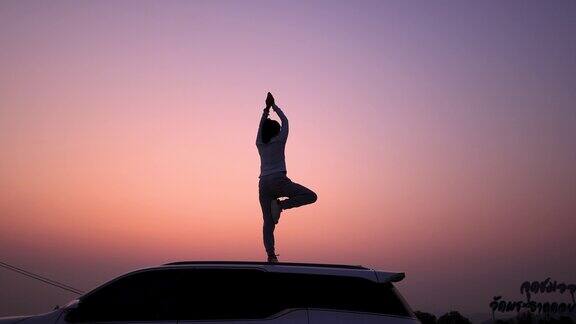 快乐的女人早上在车顶上伸展和锻炼