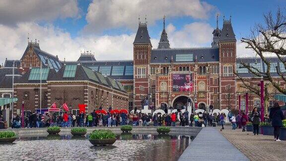 阿姆斯特丹国立博物馆外的交通高峰时段;游客走在街道附近的标志