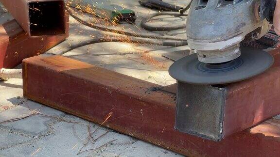 使用磨床的金属工人工业焊机焊接金属型材
