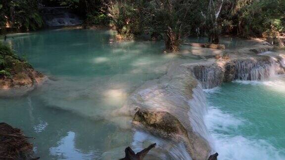 青绿色的瀑布池