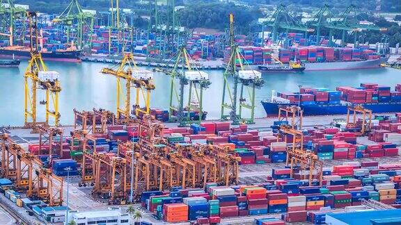 4K工业港口与集装箱船在新加坡城市的时间间隔