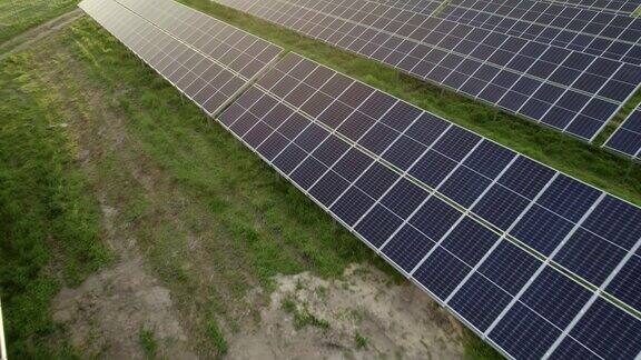 场地上的光伏模块阵列利用太阳能进行清洁和环保的电力生产