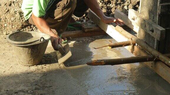 建筑工人的手抹地板水泥