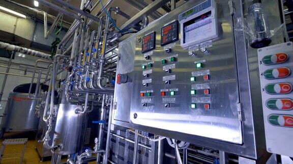 乳品厂控制面板绿色激活和红色灭活按钮4k