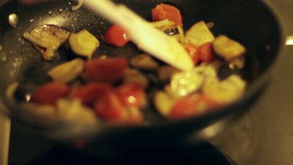 用煎锅煎西红柿、洋葱、茄子