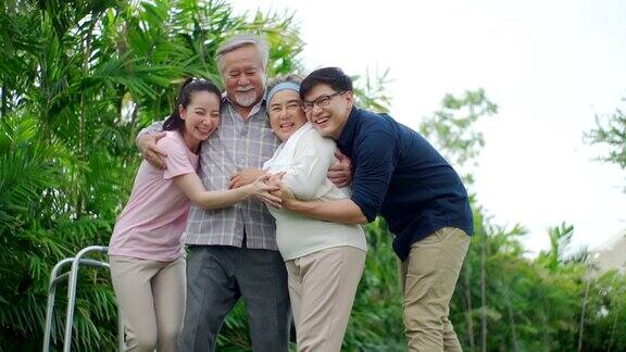 亚洲家庭快乐的支持老人在公园