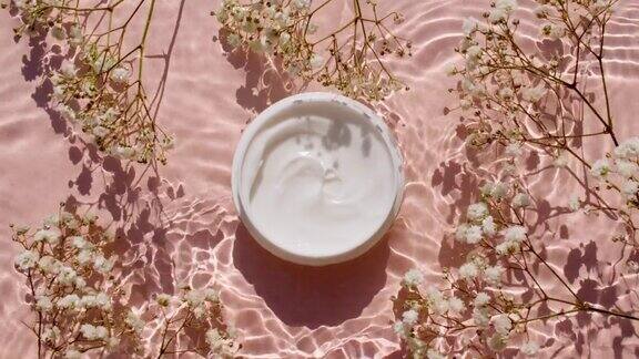 化妆品面霜在水背景的护肤品广告