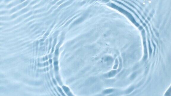 波浪在蓝色背景的水面上荡起涟漪