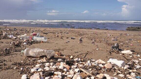 摩洛哥海滩上的塑料垃圾污染了自然环境造成生态灾难