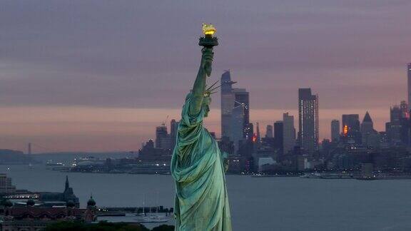 黎明时分自由女神像和纽约的戏剧性鸟瞰图