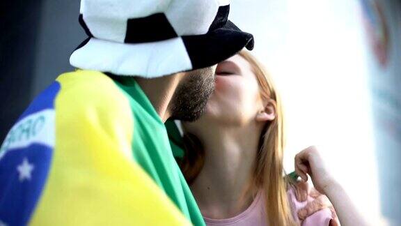 巴西一对足球支持者亲吻庆祝国家队的胜利