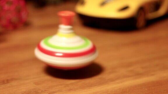 棕色地板上的玩具旋转陀螺仪