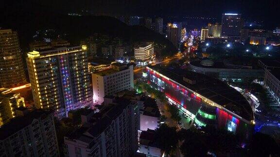 三亚市景酒店屋顶著名的购物中心夜间时间照明全景4k海南中国