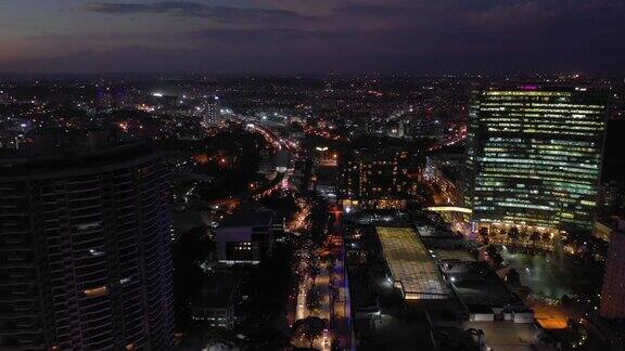日落之夜照亮了班加罗尔城市景观世贸大厦交通街道空中全景4k印度