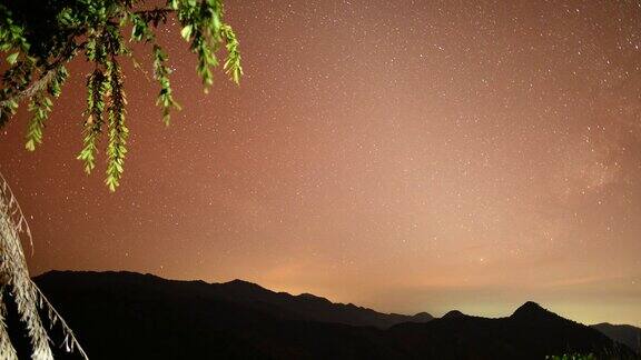 风景与美丽的日落美妙的天空美丽的夏夜中的高山