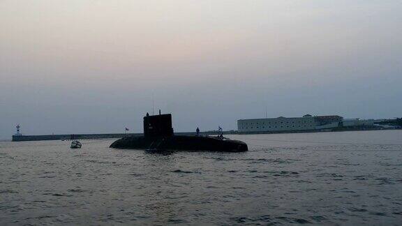 潜水艇停泊在海湾里