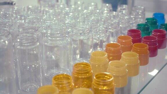 一排排不同的新型塑料罐用于医疗化妆品化工食品行业