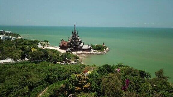 泰国芭堤雅的真理圣殿是一座巨大的木制建筑