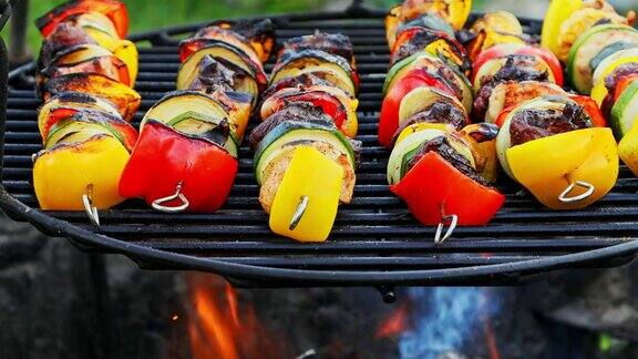 热烤肉串与肉和蔬菜的特写